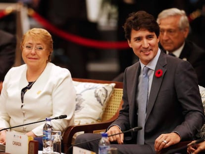 Justin Trudeau con Michelle Bachelet en la negociaci&oacute;n en Danang este viernes.