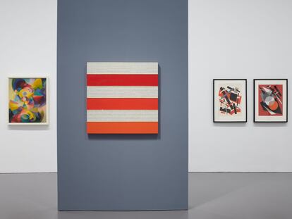 In the foreground, Dyani White Hawk’s acrylic-on-canvas work ‘Untitled (Red and Orange)’ from 2002, among avant-garde works. It is a gift from Akio Tagawa in commemoration of the anniversary of the Hirshhorn.