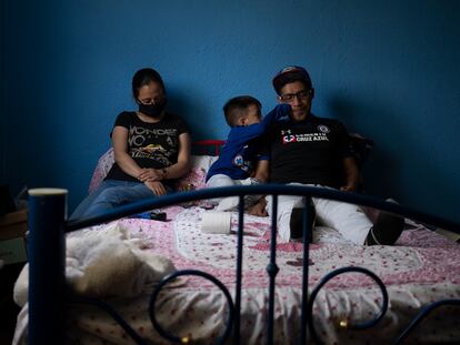 Sergio Santiago con su esposa, Ángeles, y su hijo, Lionel, en su casa en Valle de Chalco (Estado de México), este lunes.