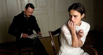 Michael Fassbender con Knightley en una escena de Un m&eacute;todo peligroso (2011), de David Cronenberg. 