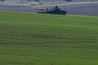 Un tanque israelí, en el sur del país, regresa de la Franja de Gaza, el 2 de enero de 2025.