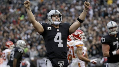 El mariscal de campo de los Raiders, Derek Carr