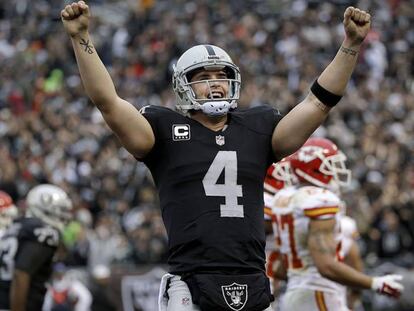 El mariscal de campo de los Raiders, Derek Carr