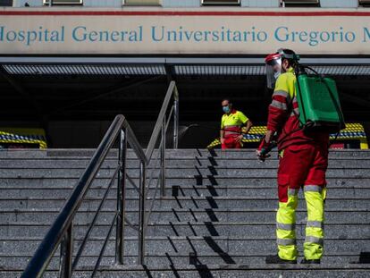 Un operario desinfecta el pasamanos de la escalera de la entrada principal del hospital Gregorio Marañón, el pasado noviembre.