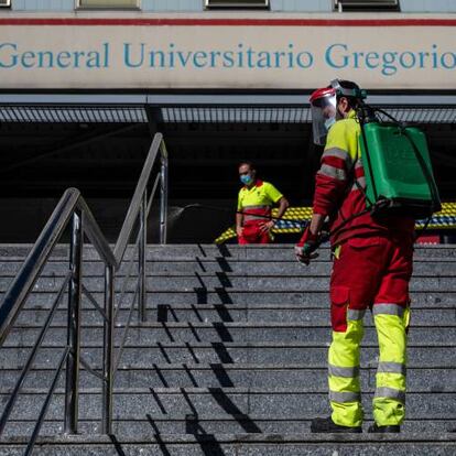 Un operario desinfecta el pasamanos de la escalera de la entrada principal del hospital Gregorio Marañón.