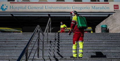 Un operario desinfecta el pasamanos de la escalera de la entrada principal del hospital Gregorio Marañón, el pasado noviembre.