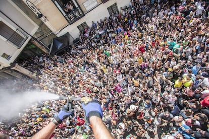 El público es rociado con agua en las calles de Aranda de Duero en la segunda jornada del Festival Sonorama Ribera que, en su veinte cumpleaños, homenajea a la música española.
