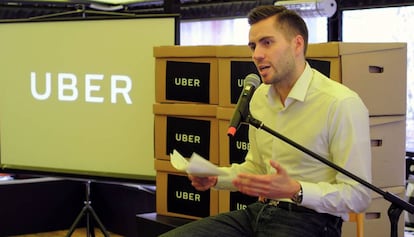 O diretor geral do Uber na Hungria anuncia a suspensão do serviço.