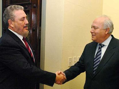 Miguel Ángel Moratinos saluda a Fidel Castro Díaz-Balart, hijo del presidente cubano.