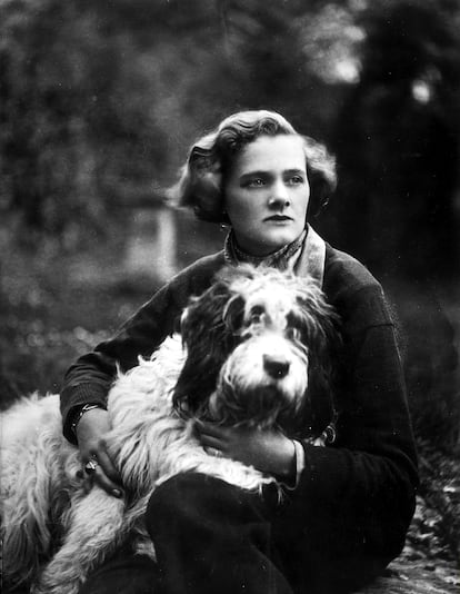 Daphne du Maurier posaba con su perro en 1930.