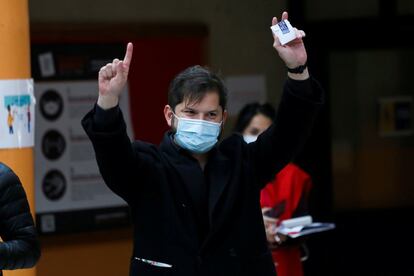 El candidato presidencial de Chile, Gabriel Boric, hace gestos mientras sostiene una papeleta en Punta Arenas, Chile.