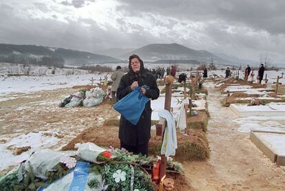 Melica Saric visita la tumba de su hijo Velimir, que fue asesinado en octubre de 1995 en el asedio de Sarajevo. Fotografía tomada el 24 de diciembre de 1995.