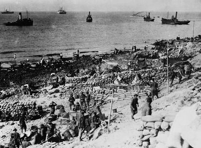 Tropas españolas desembarcan en la costa de Marruecos, el 1 de enero de 1924.