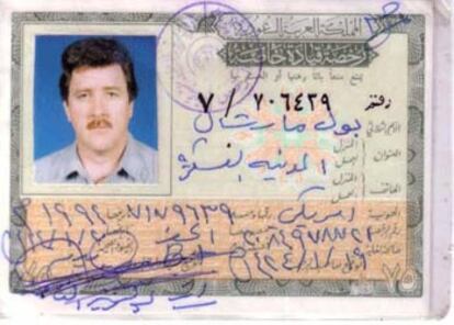 Uno de los carnets de Paul Marshal Johnson que esgrimen los militantes de Al Qaeda para confirmar que ha sido secuestrado y que está en su poder.