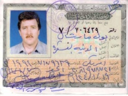 Uno de los carnets de Paul Marshal Johnson que esgrimen los militantes de Al Qaeda para confirmar que ha sido secuestrado y que está en su poder.