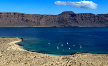 La playa de La Francesa, en La Graciosa (al fondo, Lanzarote), en Canarias.