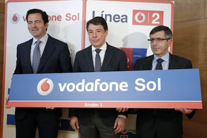 El presidente de la Comunidad de Madrid, Ignacio González ( c) , junto a su consejero de Transportes, Pablo Cavero ( i) , y el presidente de Vodafone, Francisco Román ( d), presentando la campaña publicicitaria que cambiará temporalmente el nombre de la estación de Sol.