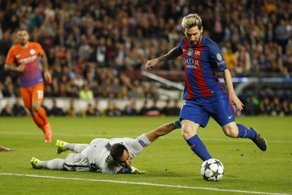 El davanter del Barça Lionel Messi marca un gol davant del porter Claudio Bravo, del Manchester City.