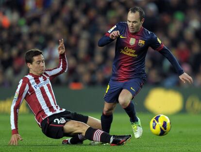 Herrera trata de arrebatar el balón a Iniesta