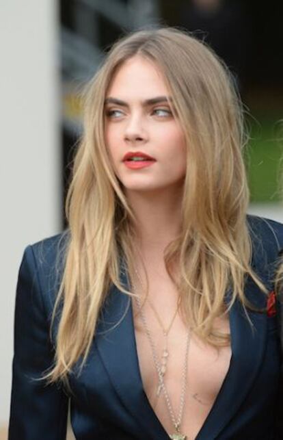 A la modelo Cara Delevingne le estorba el sujetador.