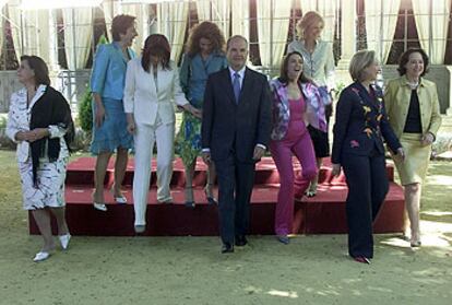 Chaves, con sus ocho consejeras, tras la toma de posesión. De izquierda a derecha, Rosa Torres (Cultura), Cándida Martínez (Educación), Micaela Navarro (Igualdad), María Jesús Montero (Salud), Evangelina Naranjo (Gobernación), María José López (Justicia), Fuensanta Coves (Medio Ambiente) y Concepción Gutiérrez (Obras Públicas).