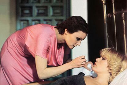 Rocío Durcal y Bárbara Rey, en 'Me siento extraña' (1977).