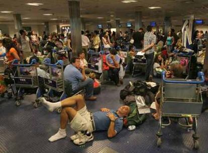 Los pasajeros esperan el viernes en el aeropuerto de Ezeiza a que salgan sus vuelos, retrasados por una huelga de Aerolíneas Argentinas.
