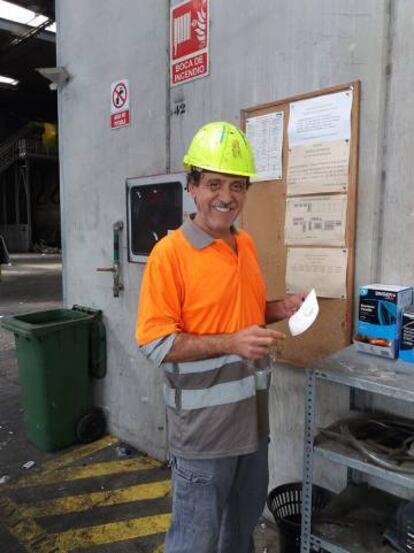 El operario Gustavo Campos en la planta de triaje de TIRME, en Mallorca.