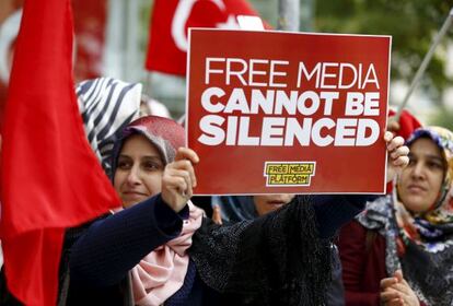 Protesto contra a intervenção policial de duas TV em Istambul.