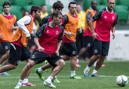 Fernando Navarro y Coke, en el entrenamiento en Polonia.