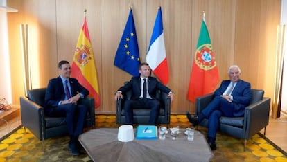 El presidente español, Pedro Sánchez, con el francés, Emmanuel Macron, y el primer ministro portugués, António Costa, en una reunión previa a la cumbre europea. 