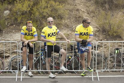 Tres ciclistas lucen el maillot del legendario equipo vasco KAS en el puerto de la ermita de Santa Lucía (Valencia)