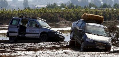 Dos vehículos arrastrados por el agua en Lorca tras las intensas lluvias del 28 de septiembre.