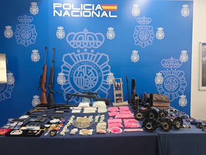 Sustancias estupefacientes, armas y elementos incautados por la policía a una organización criminal en Madrid