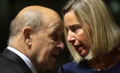 Mogherini habla con el ministro francés de Exteriores, Jean-Yves Le Drian, este lunes.