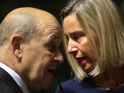 Mogherini habla con el ministro francés de Exteriores, Jean-Yves Le Drian, este lunes.