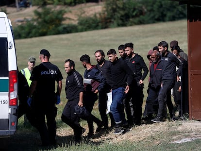 Un grupo de migrantes bajo custodia policial, tras ser detenidos el 15 de septiembre en Eslovaquia junto a la frontera con Hungría.