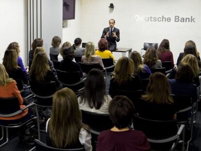 Antonio Rodr&iacute;guez-Pina, presidente y consejero delegado de Deutsche Bank Espa&ntilde;a, en una charla con un grupo de empleadas durante la semana de la diversidad de la entidad.