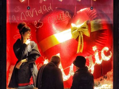 Una pareja observa un escaparate navideño del centro de Madrid.