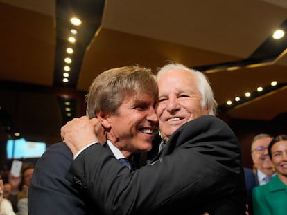 El diestro Manuel Benítez 'El Cordobés' junto a su hijo, el torero Manuel Díaz 'El Cordobés', durante el acto conmemorativo por el vigésimo aniversario de la proclamación de Benítez como V Califa del Toreo, este 14 de febrero en el Rectorado de la Universidad de Córdoba.