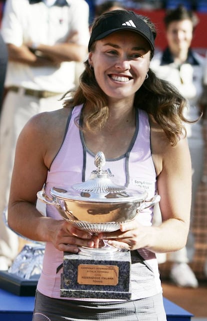 La suiza Martina Hingis sostiene el trofeo después de ganar contra la rusa Dinara Safina en el torneo de tenis Roma Masters, el 21 de mayo de 2006 en Roma. Hingis venció a Dinara Safina, cabeza de serie número 16, por 6-2, 7-5.