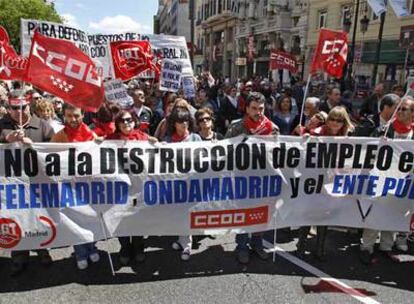 Los trabajadores de Telemadrid y de Onda Madrid se manifestaron ayer en defensa de sus puestos de trabajo.