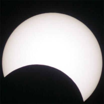 El fenómeno ha concluido por completo a las 12.24 de la mañana. El próximo eclipse total de sol visible desde la Península Ibérica se producirá en 2026.