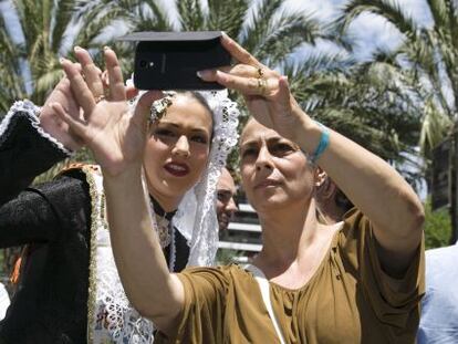 La alcaldesa Sonia Castedo haciéndose un 'selfie' con la 'bellesa del foc', Patricia Gadea