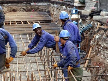 Trabajadores inmigrantes en la construcción.