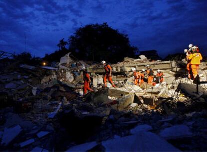 Equipos de rescate suizos participan en las labores de búsqueda de supervivientes bajo los escombros de una escuela derruida en Padang.