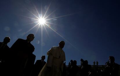 La silueta del papa Francisco, durante la audiencia general en la Plaza de San Pedro, en la ciudad del Vaticano.