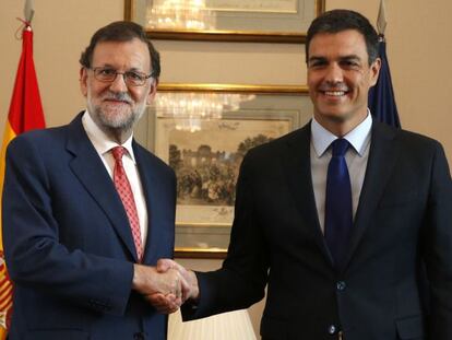 El presidente del Gobierno en funciones, Mariano Rajoy (i), y el secretario general del PSOE, Pedro Sánchez (d), se saludan al inicio de la reunión que están mantenido en el Congreso.