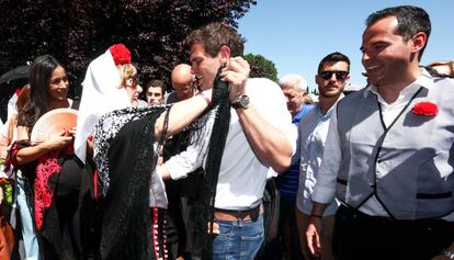 El líder de Ciudadanos, Albert Rivera (en el centro), baila un chotis ante la mirada de Begoña Villacís (primera por la izquierda), candidata de Ciudadanos al Ayuntamiento de Madrid, e Ignacio Aguado (primero por la derecha), candidato de Ciudadanos a la Asamblea, Ignacio Aguado.