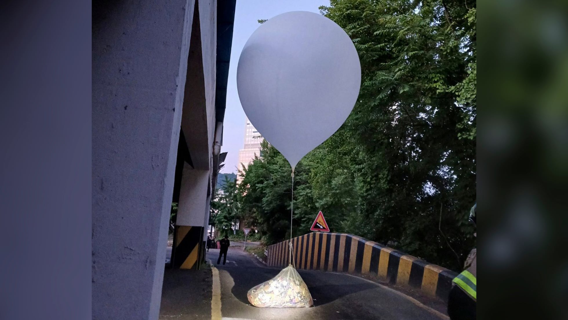 Activistas surcoreanos responden a los globos con basura del Norte con el envío de 200.000 folletos críticos con Kim Jong-un | Internacional | EL PAÍS